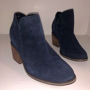 Blue suede Booties